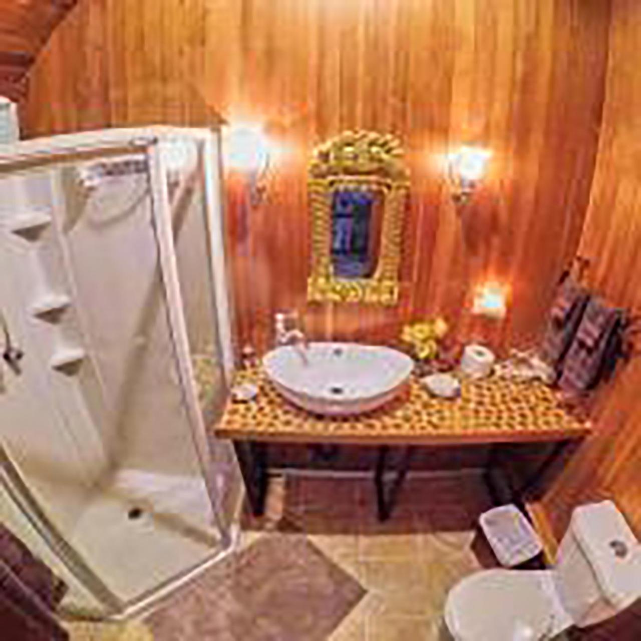 Wedgwood Manor And Glamping Retreat Crawford Bay Exterior foto
