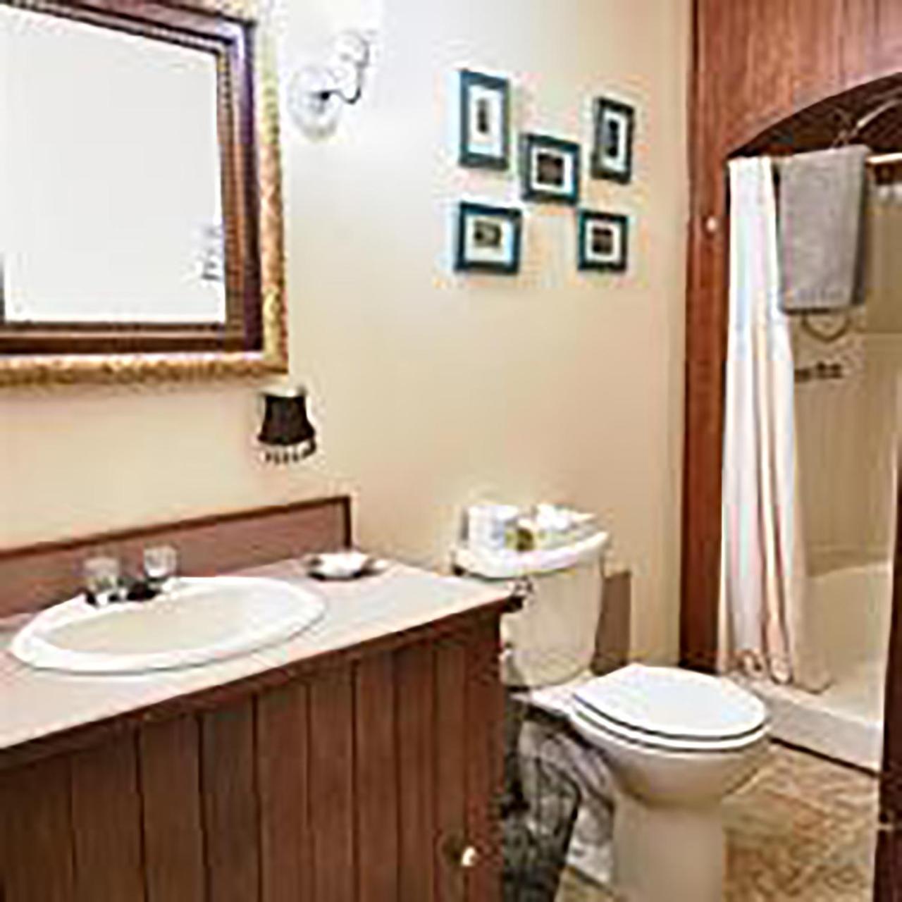 Wedgwood Manor And Glamping Retreat Crawford Bay Exterior foto
